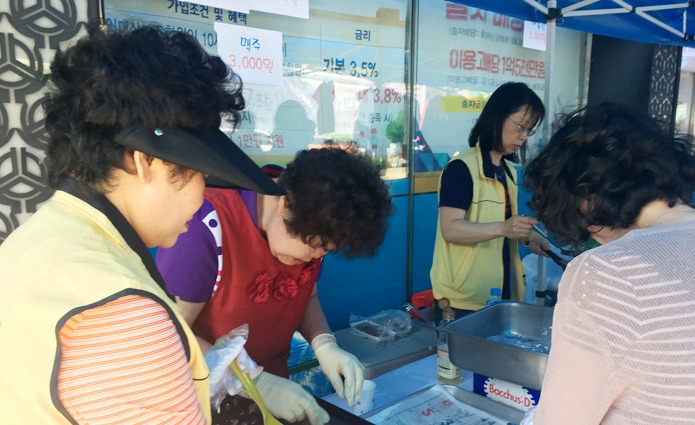 불우이웃돕기 바자회.jpg